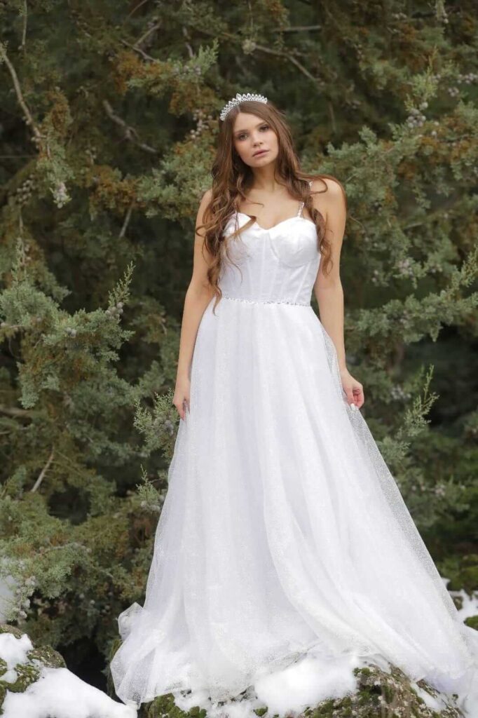 שמלת כלה נוצצת