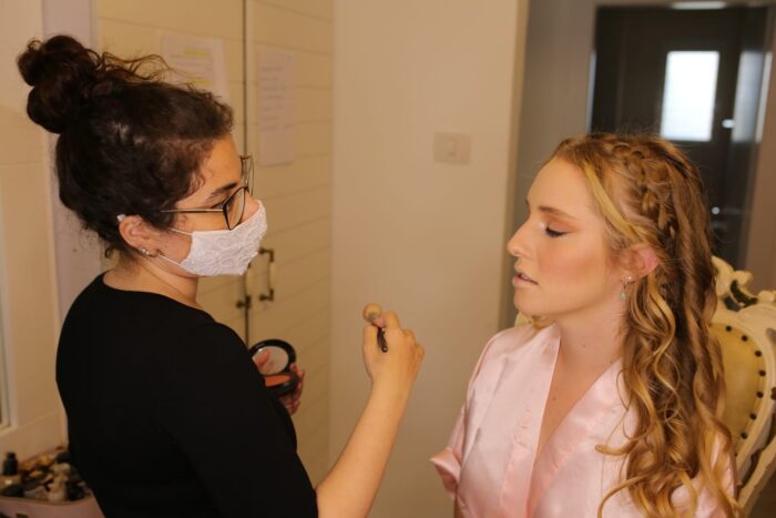 מאפרת ומסרקת כלות